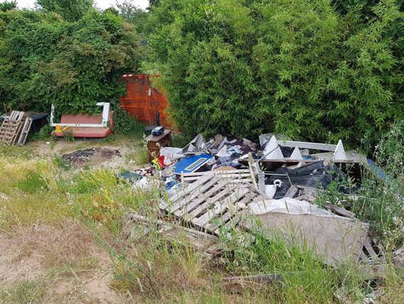 Moncalieri, scoperta discarica abusiva accanto alla pista ciclabile del Chisola