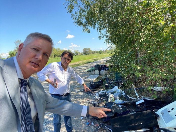 Il presidente della 5 Enrico Crescimanno denuncia la discarica di via delle Vallette Il presidente della 5 Enrico Crescimanno denuncia la discarica di via delle Vallette