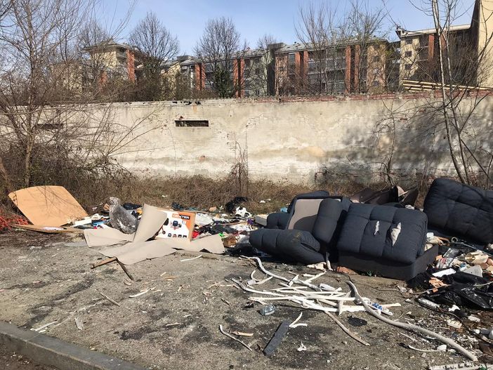 Discarica abusiva in via Massari, Giustizia & Sicurezza: "Telecamere per debellare il fenomeno" Discarica abusiva in via Massari, Giustizia & Sicurezza: "Telecamere per debellare il fenomeno"