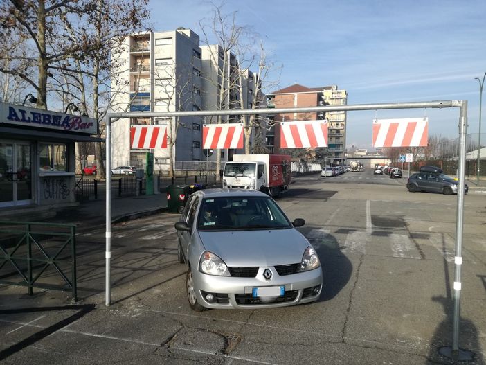 Installati i dissuasori contro il parcheggio dei camper in via Spazzapan