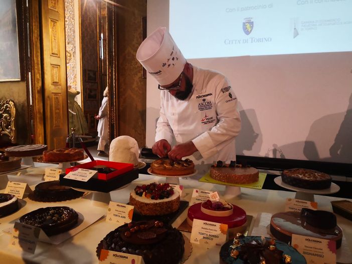 Tra panettoni al passito, frolla alla nocciola e gianduia i dolci piemontesi si mettono in vetrina a Torino Tra panettoni al passito, frolla alla nocciola e gianduia i dolci piemontesi si mettono in vetrina a Torino