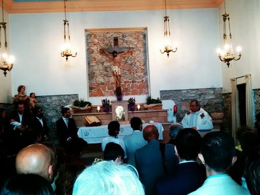 Don Ciotti a Verezzi sposa Piero e Teresa: un amore nato nel Gruppo Abele a Torino