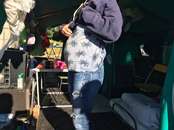 Piazza d’Armi, il dramma di Tiziana: “Incinta da 4 mesi, non voglio partorire in tenda: datemi una casa” [FOTO]
