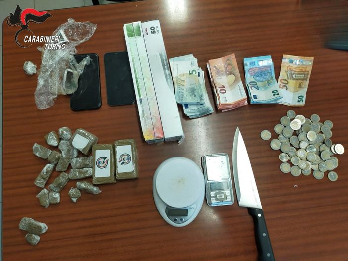 materiale sequestrato su un tavolo materiale sequestrato su un tavolo