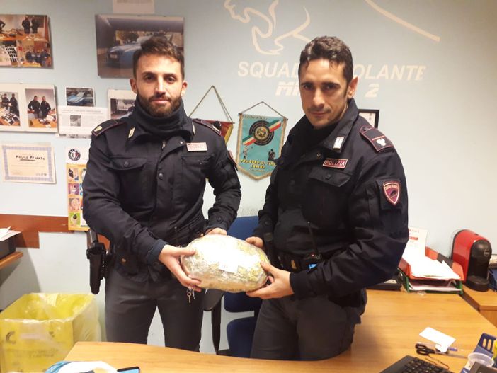 Barriera di Milano, la droga era nascosta nella busta della spesa: arrestato 37enne nigeriano Barriera di Milano, la droga era nascosta nella busta della spesa: arrestato 37enne nigeriano