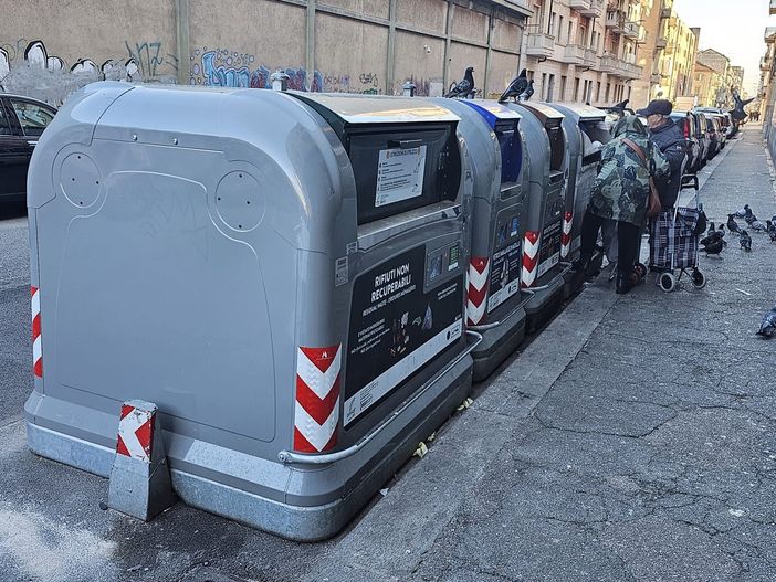 Puzza e rifiuti abbandonati, i residenti di San Donato contro le eco-isole: "Serve più pulizia e passaggi"