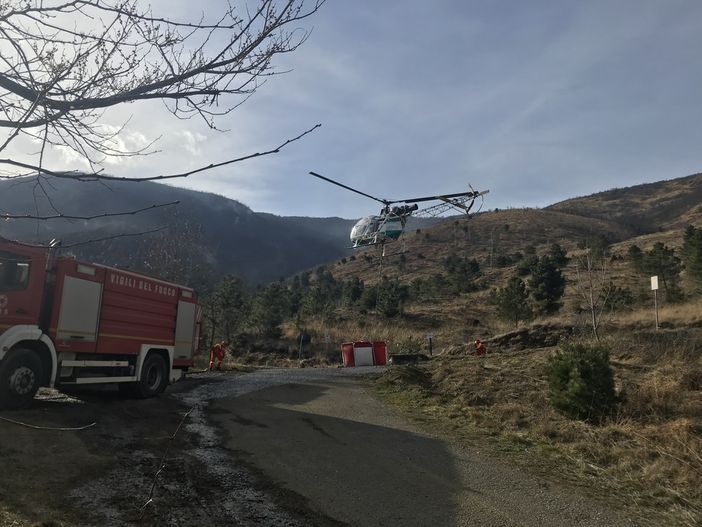 Gli incendi spaventano il torinese: vigili del fuoco al lavoro, si teme l’innalzamento del vento