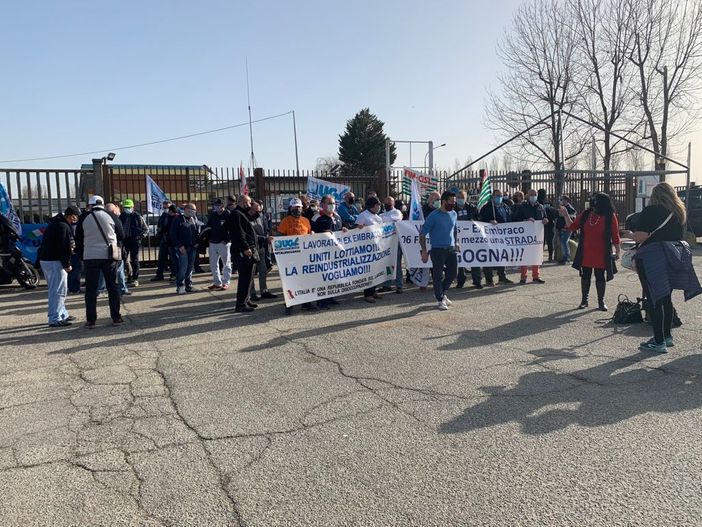 Manifestazione davanti ai cancelli di Embraco