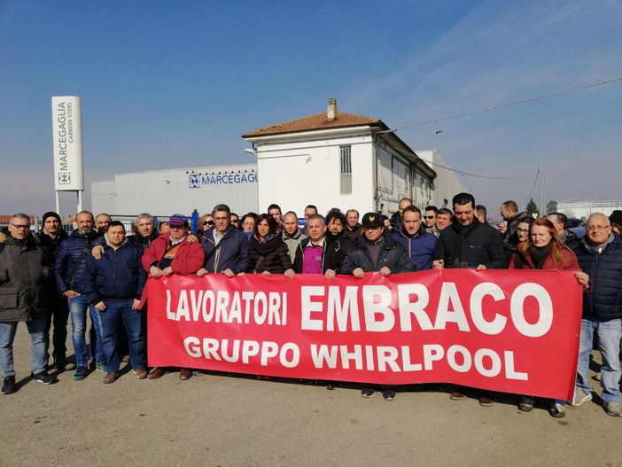 Embraco, i lavoratori incontrano il ministro Poletti che rassicura: "Facciamo il possibile. L'azienda non può fare ciò che vuole" Embraco, i lavoratori incontrano il ministro Poletti che rassicura: "Facciamo il possibile. L'azienda non può fare ciò che vuole"