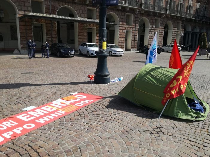 Ex Embraco, in tenda da tre giorni davanti alla prefettura: "Non ce ne andiamo senza una risposta positiva"