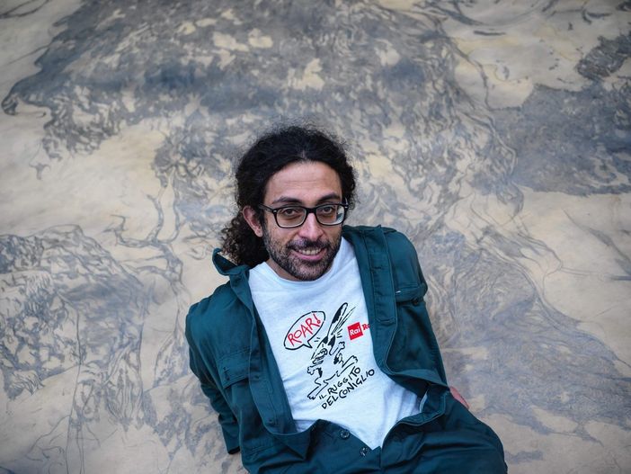 La Divina Commedia su un rotolo di carta circolare: "Dante e Virgilio come in un teatro, e lo spettatore diventa protagonista" [VIDEO]