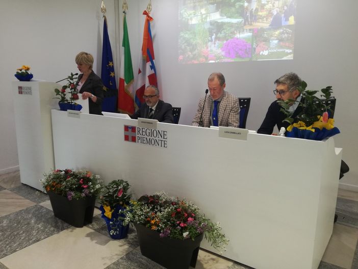 Osservare il cielo, seduti sul prato (o su un albero): il Piemonte porta la sua bellezza a Euroflora 2022 Osservare il cielo, seduti sul prato (o su un albero): il Piemonte porta la sua bellezza a Euroflora 2022