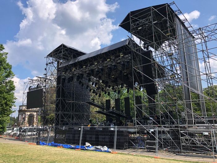 L'Eurovillage prende forma: dal palco al maxi schermo continuano gli allestimenti [FOTO]