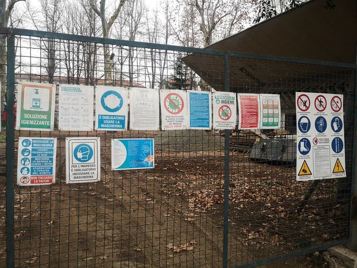 Cancello con cartelli Cancello con cartelli