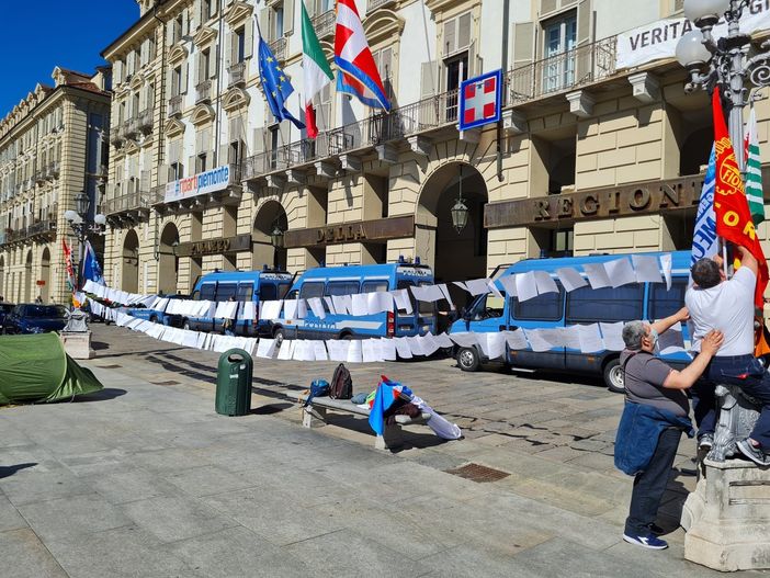 le lettere di licenziamento che furono appese davanti alla Regione Piemonte le lettere di licenziamento che furono appese davanti alla Regione Piemonte