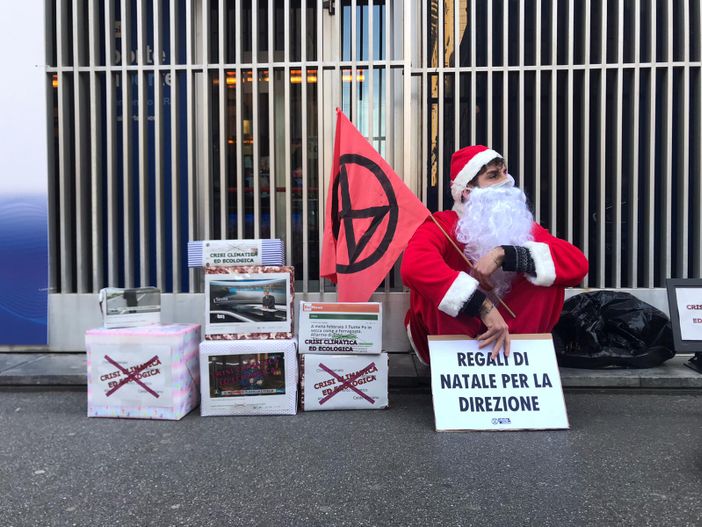Flash mob di Extinction Rebellion: Babbo Natale, accompagnato da una renna, ha portato pacchi regalo davanti alla sede Rai