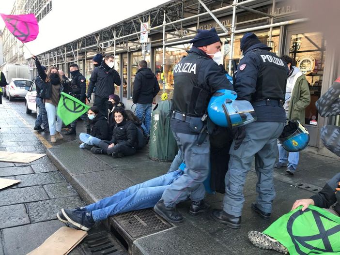 L'iniziativa in piazza Castello degli Extinction Rebellion Torino