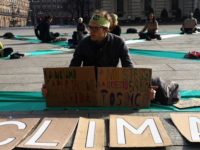 &quot;Per il coronavirus chiusi subito gli aeroporti, per l'emergenza ambientale nulla&quot;: sit-in di Extinction Rebellion Torino [FOTO]