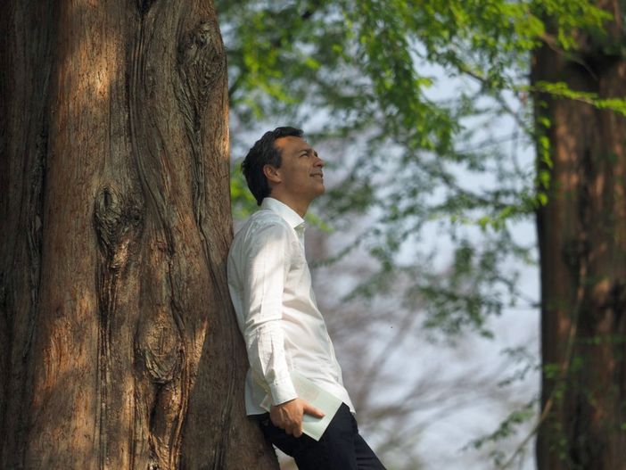 "Perché scrivo aforismi? La brevità è la misura del nostro tempo": il torinese Fabrizio Caramagna si racconta