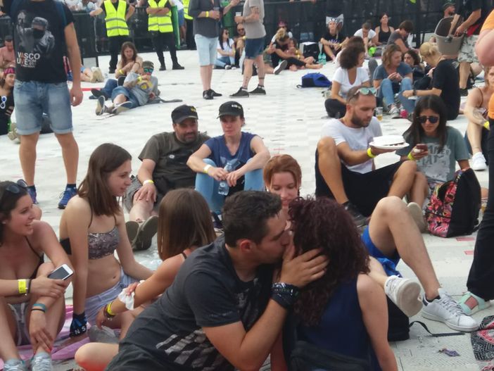 Bolgia per Vasco: lunghe code sotto il sole, ma un gruppetto di fan passerà la serata "al fresco"