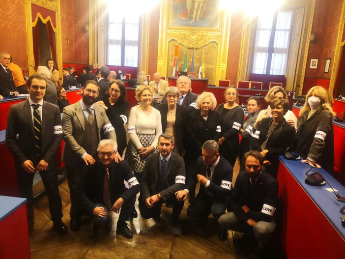 I consiglieri comunali con la fascia arcobaleno