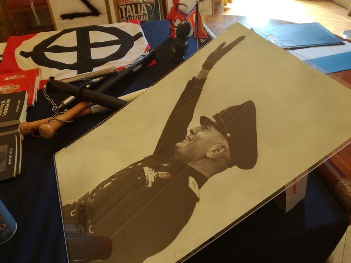 Blitz all'alba contro le organizzazioni di estrema destra a Torino. Denunciato per apologia del fascismo il coordinatore regionale di Forza Nuova Blitz all'alba contro le organizzazioni di estrema destra a Torino. Denunciato per apologia del fascismo il coordinatore regionale di Forza Nuova