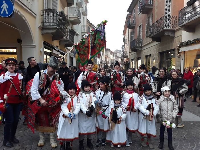 Nel penultimo weekend prima di Natale, la comunità romena di Chieri ha festeggiato insieme ai chieresi Nel penultimo weekend prima di Natale, la comunità romena di Chieri ha festeggiato insieme ai chieresi