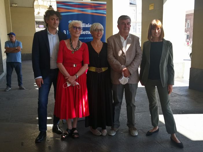 tre persone in piedi vicine