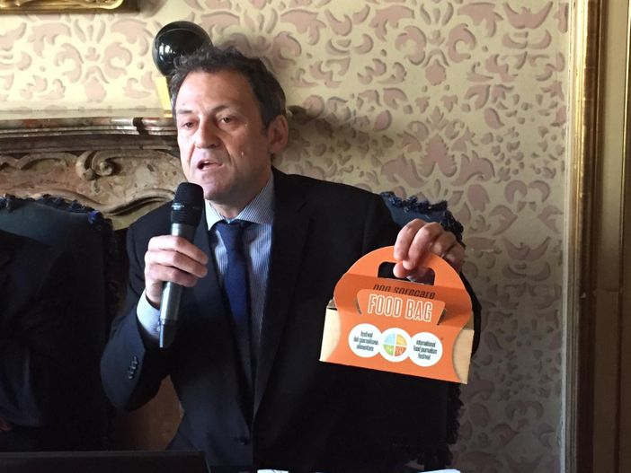 "Contro lo spreco di cibo, obbligatoria la Food Bag nei ristoranti": dal 20 al 22 febbraio a Torino torna il Festival del Giornalismo Alimentare "Contro lo spreco di cibo, obbligatoria la Food Bag nei ristoranti": dal 20 al 22 febbraio a Torino torna il Festival del Giornalismo Alimentare