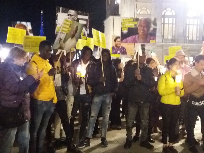 L'umanità intera a testa alta: piazza Castello si illumina per i diritti umani [FOTO]