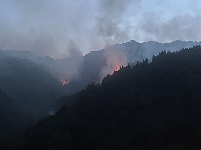 Ieri le raffiche hanno impedito le operazioni di spegnimento Ieri le raffiche hanno impedito le operazioni di spegnimento