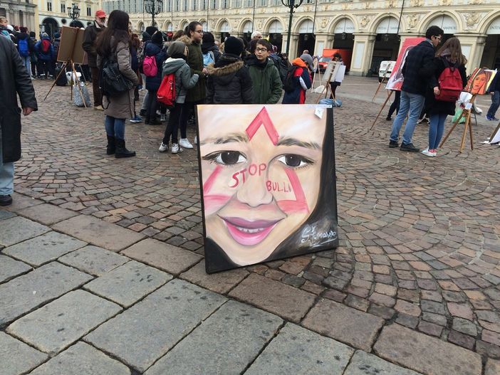 &quot;Un nodo blu&quot; contro il bullismo in piazza San Carlo
