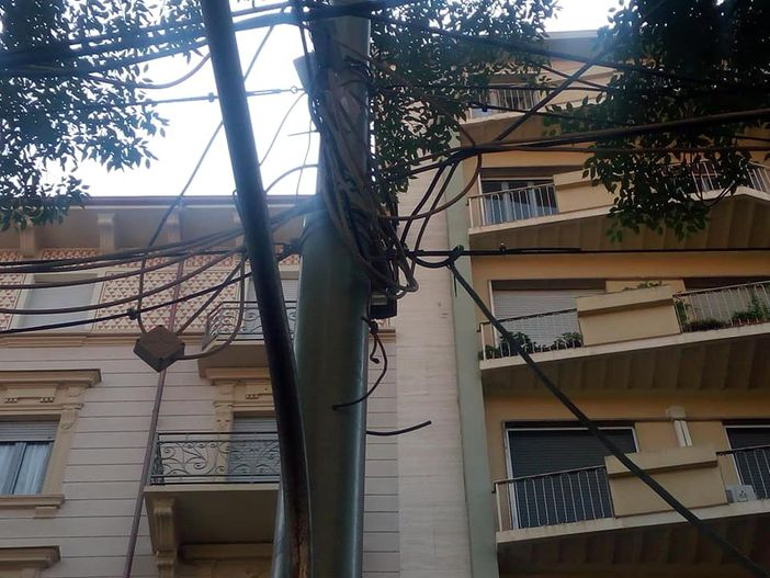 Al mercato di Corso Svizzera cavi elettrici sospesi nel vuoto