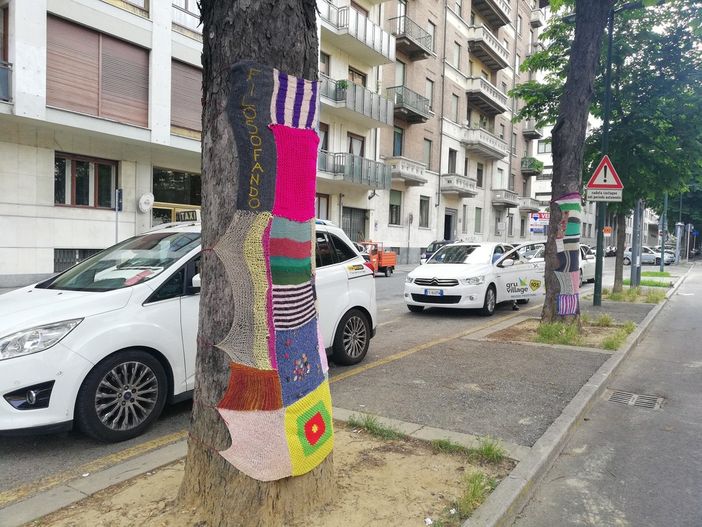 Una coperta all'uncinetto di lana per gli ippocastani di corso Marconi