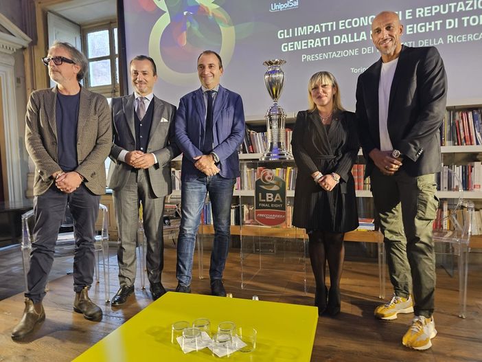 persone sedute su sgabelli persone sedute su sgabelli