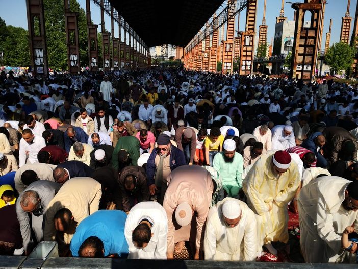 Al Parco Dora migliaia di musulmani per la fine del Ramadan, Giusta: &quot;Comunità islamica ci dà esempio di apertura&quot; [FOTO E VIDEO]
