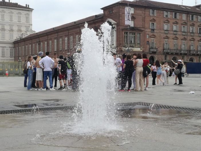ragazzi che festeggiano nelle fontane ragazzi che festeggiano nelle fontane