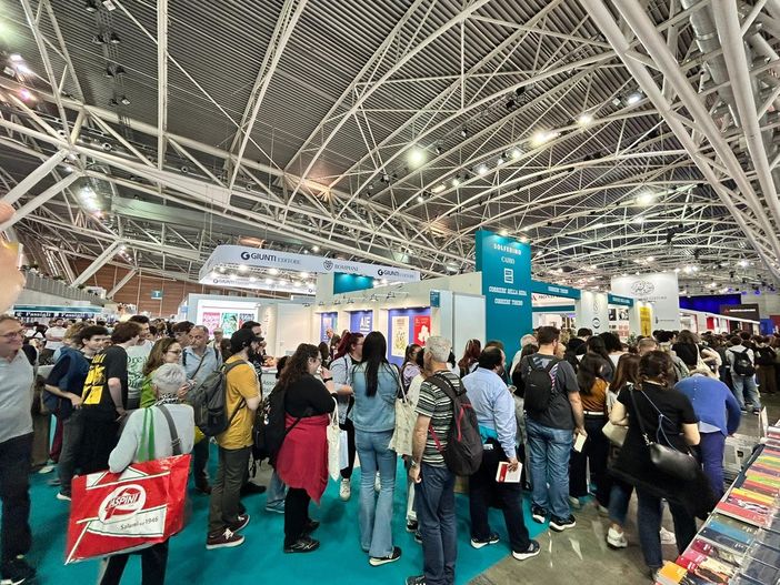 I "vassalli" di Barbero all'assalto del firmacopie al Salone del Libro