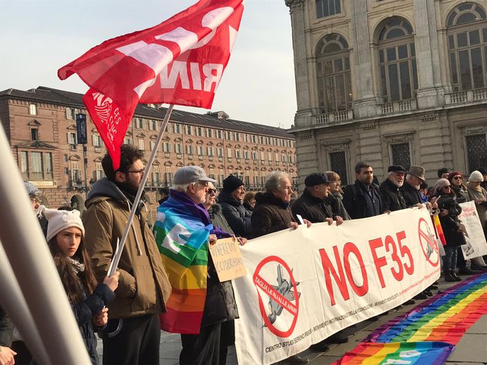 &quot;Spegniamo la guerra, accendiamo la pace&quot;: flash mob in piazza Castello e distrutte armi di carta [FOTO]