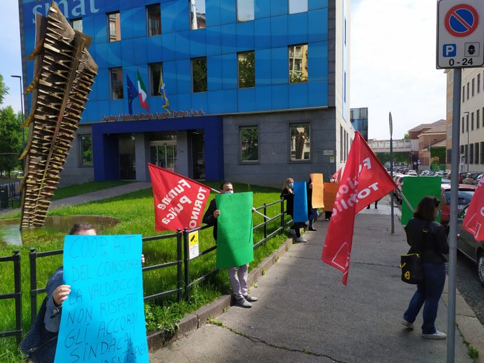 Flash-mob dei lavoratori della cooperativa Animazione &amp; Territorio: “Senza stipendio da oltre un mese, accordi sindacali disattesi”
