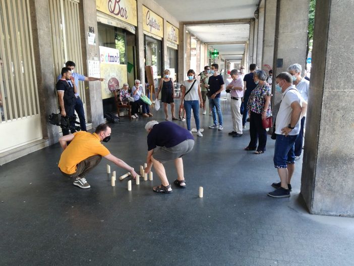 persone sotto portici