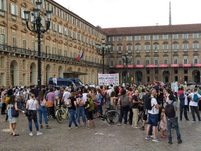 “Priorità alla scuola”, anche a Torino va in scena la mobilitazione nazionale di insegnanti, educatori, genitori e studenti