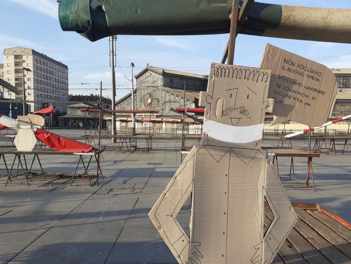 Flash mob “di cartone” in Piazza della Repubblica: “Porta Palazzo mercato solidale”