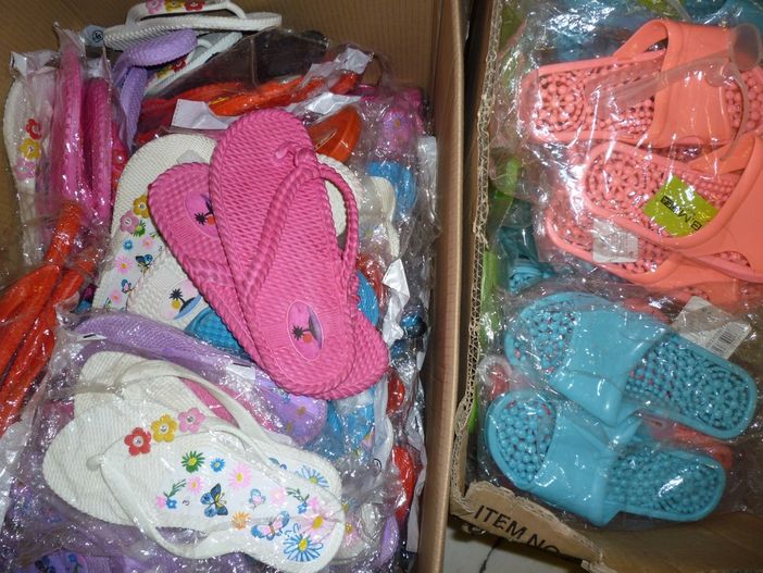 La Polizia Municipale di Torino sequestra generi alimentari avariati, giocattoli e calzature contraffatte La Polizia Municipale di Torino sequestra generi alimentari avariati, giocattoli e calzature contraffatte