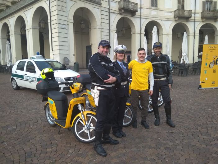 Lezioni di guida degli scooter elettrici in piazza Vittorio