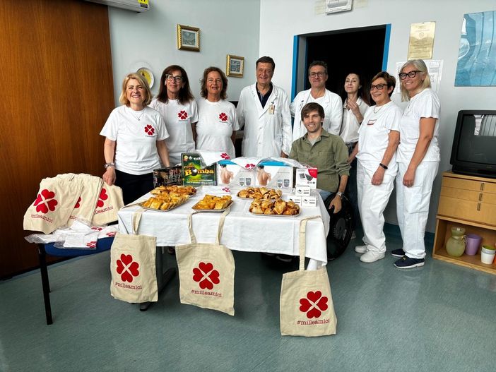 foto di gruppo intorno a donazione