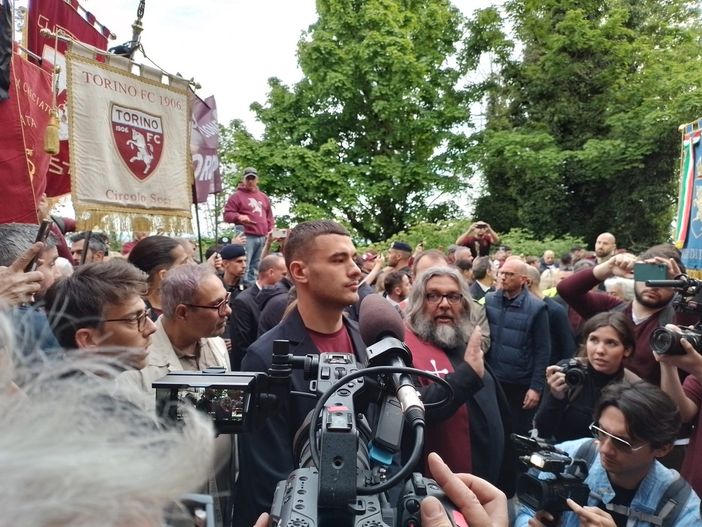 In migliaia a Superga rendono omaggio al Grande Torino: &quot;Invincibili e Immortali&quot;