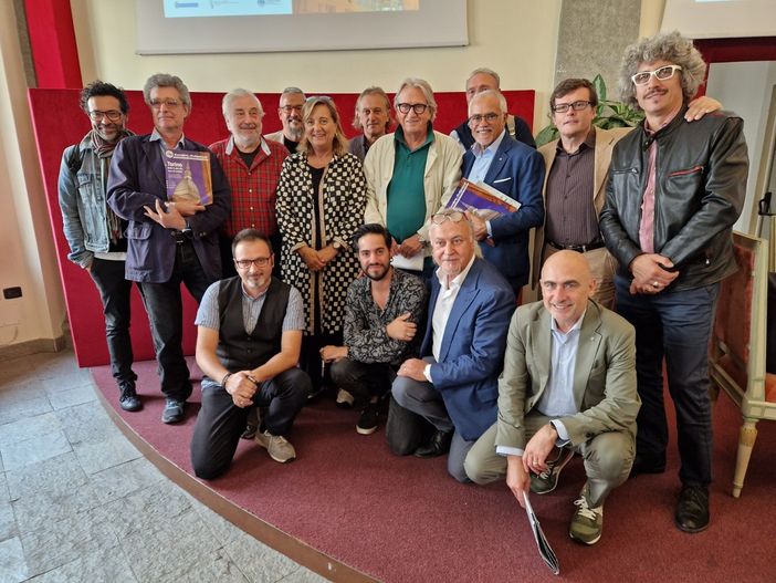 Foto di gruppo in sala Colonne del Comune di Torino