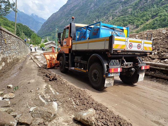 Lavoro senza sosta dopo il maltempo: si aprono parzialmente le prime strade dopo frane ed esondazioni Lavoro senza sosta dopo il maltempo: si aprono parzialmente le prime strade dopo frane ed esondazioni