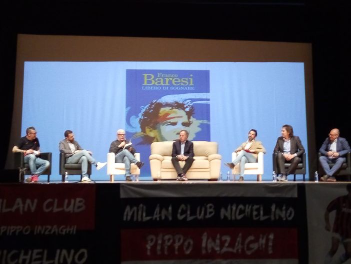 baresi sul palco del teatro superga